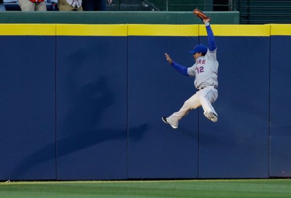 Juan Lagares' leaping catch to rob Freeman (Video)