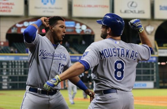 Mike Moustakas' homer lifts Royals over Astros 6-4