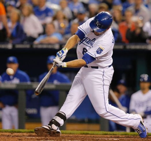 Mike Moustakas' two-run homer vs Twins (Video)