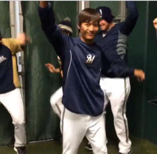 'Everybody Wei-Chung tonight!' Brewers pay tribute to pitcher with Wang Chung dance party (Video)