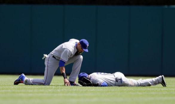 Daniel Robertson catches a knee to his face after colliding with Alex Rios (Video)