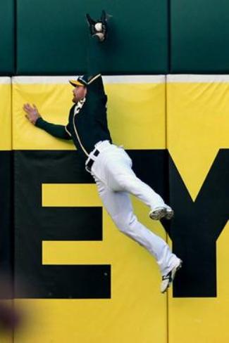 Craig Gentry's leaping grab at the wall to rob Corey Hart (Video)