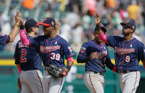 Twins rally past sloppy Tigers 4-3