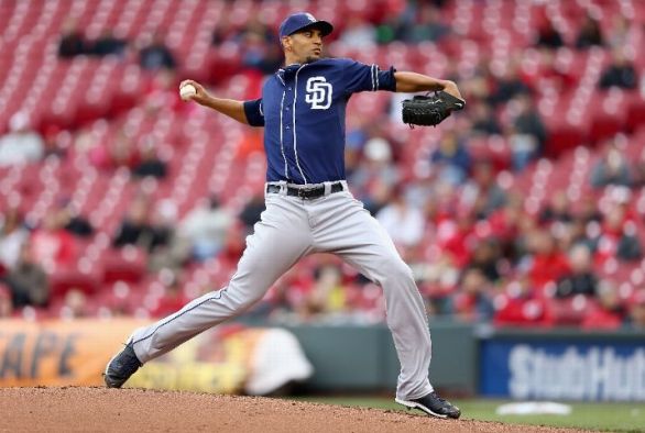 Padres' 3 HRs beat Reds 6-1, split doubleheader