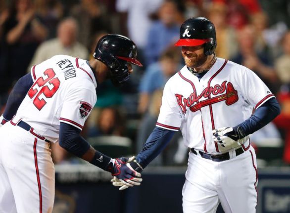Braves smack 15 hits to beat Brewers in meeting of first-place teams