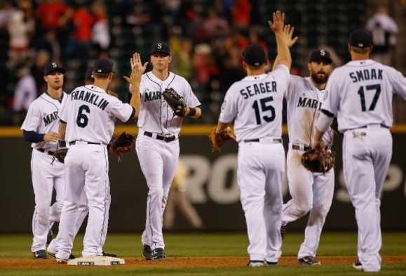 Saunders' infield hit lifts M's over Astros 3-1