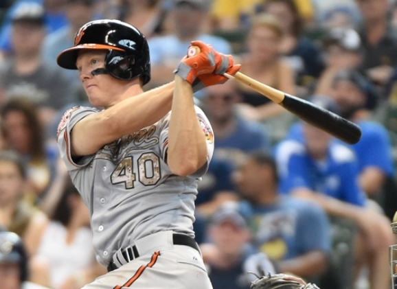 Rockies agree to terms with Nick Hundley