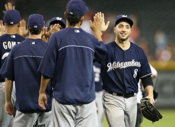 Brewers score 6 late to beat D-backs 9-3
