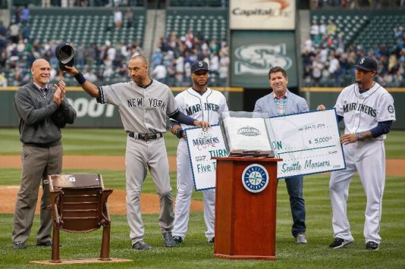 Derek Jeter receives gifts in Seattle (Video)