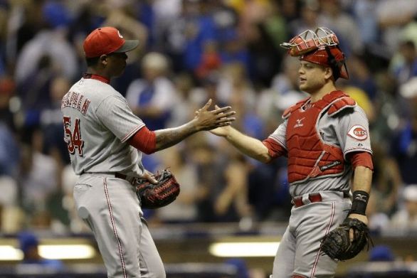 Hamilton's hit helps Reds beat Brewers 6-5