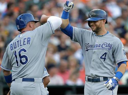 Royals win 9th straight to take over 1st place