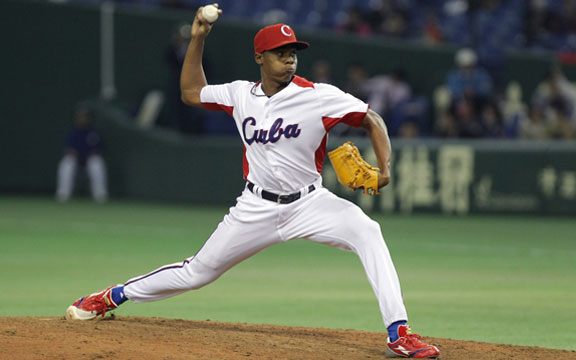 Reds sign Cuban pitcher Raisel Iglesias to seven-year deal