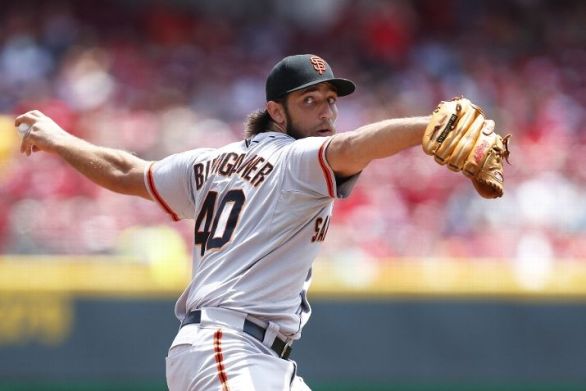 Bumgarner wins 6th straight, Giants beat Reds 6-1