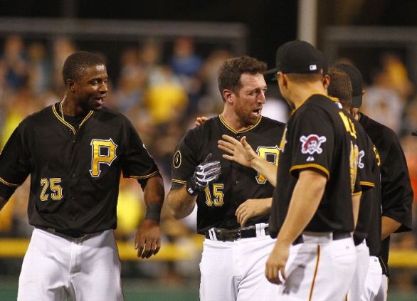 Pirates rally for 3 in 9th, beat D-backs 3-2
