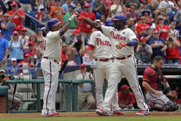 Howard helps Phillies to 4-2 win over D-backs
