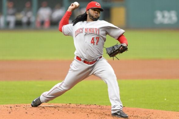 Bizarre play, Cueto help Reds down Indians 9-2