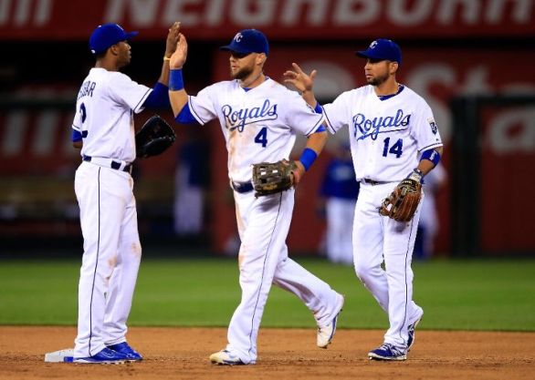 Royals win 8th in row, top A's, take Central lead