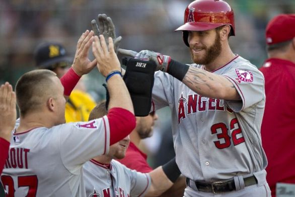 Josh Hamilton leads Angels past A's with HR, 3 RBI