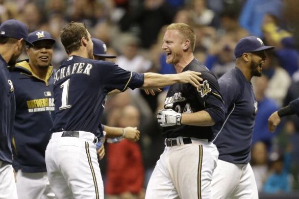 Lyle Overbay delivers as Brewers keep pace in playoff chase