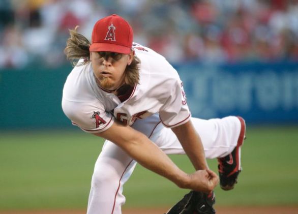 Mike Trout hits 2 HRs as Jered Weaver earns AL-leading 17th win