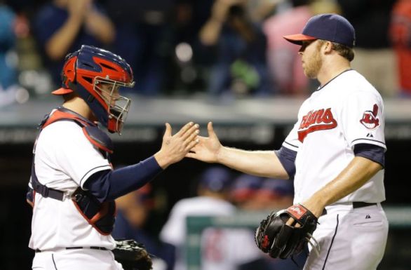 Indians keep playoff hopes alive as Royals lose ground to Tigers