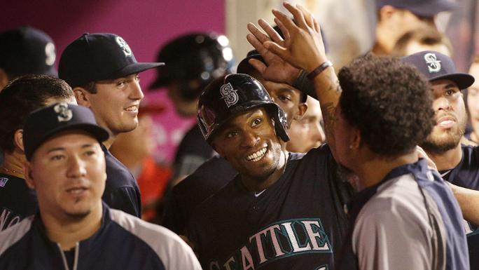 Mariners break out to inch closer in WC race
