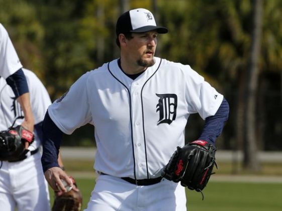 Tigers release Joel Hanrahan, who needs another Tommy John surgery