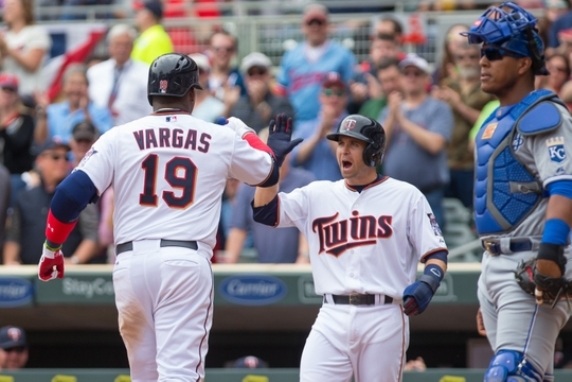 Twins power their way past Royals 8-5