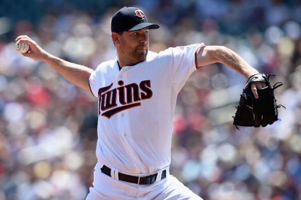 Pelfrey tosses 8 strong innings, Twins blank Brewers 2-0