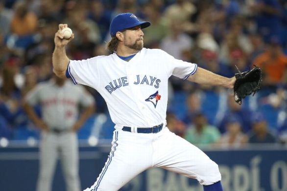 Dickey gets win over former team, Blue Jays beat Mets 7-1