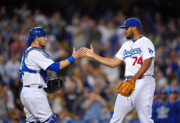 Dodgers rally with 3 runs in 7th to beat Brewers 3-2