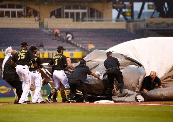 Polanco helps with tarp, then triples as Pirates top Padres