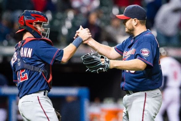 Twins rally for 4-2 win over Indians, gain on wild card