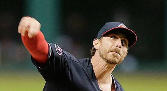 Tomlin pitches into 7th as Indians beat Red Sox 8-2