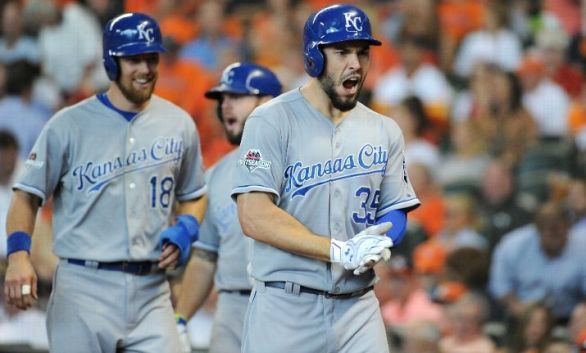Royals rally on Correa's error to even ALDS vs. Astros at 2-2