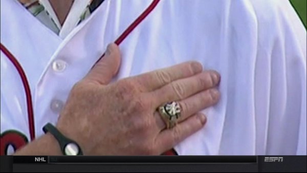 Wade Boggs wears Yankees World Series ring to 1986 Red Sox ceremony