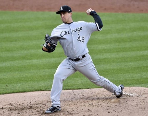 Holland takes no-hit bid into 6th, White Sox beat Indians 2-1