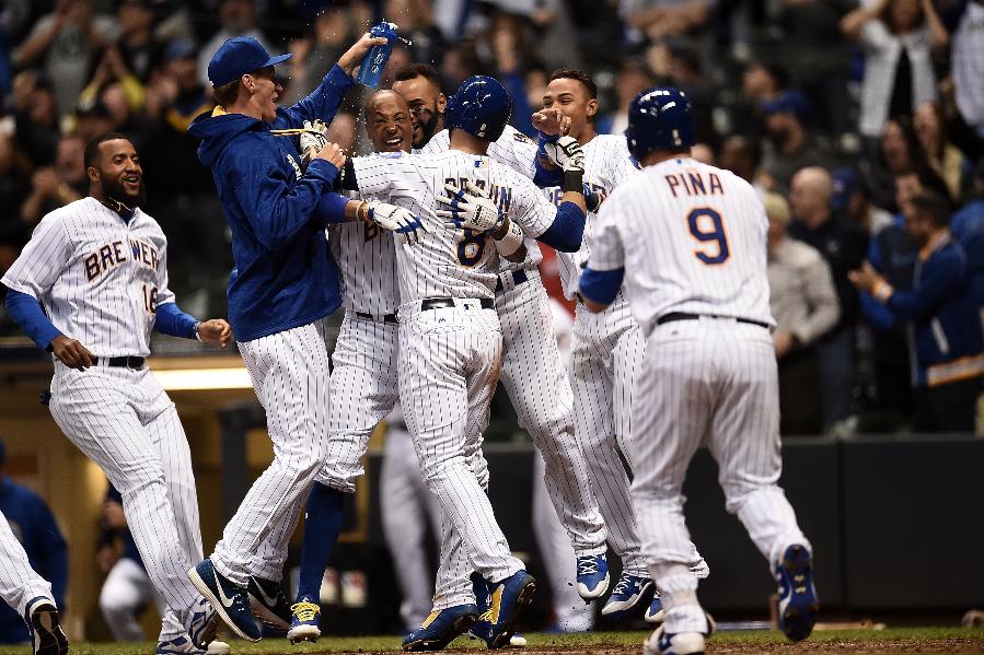 Braun scores on wild pitch in 11th, Brewers beat Cubs 2-1