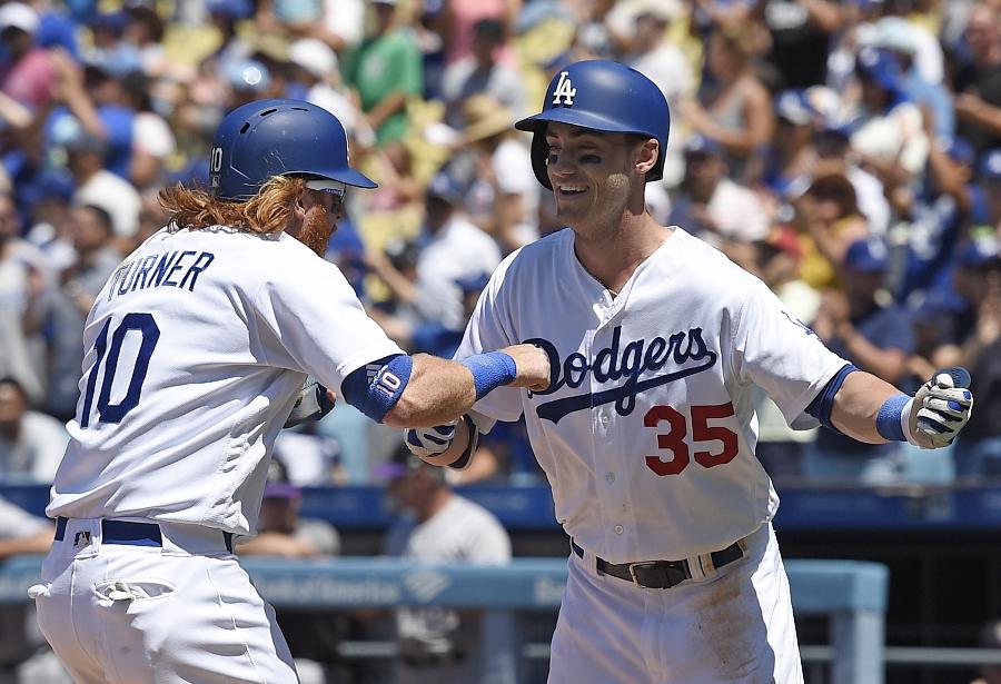 Dodgers score 5 runs on wild pitches, win 10th straight