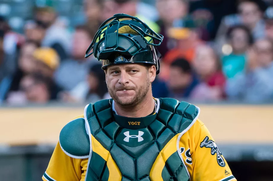 Brewers claim Stephen Vogt off waivers from A's
